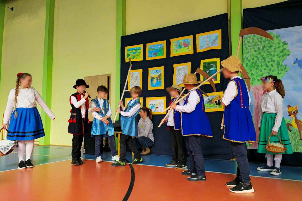 18 marca w naszej Szkole odbyły się uroczystości związane z obchodami Dnia Jedności Kaszubów. W tym roku przypada 35 rocznica śmierci Pawła Szefki - patrona szkolnej Izby Regionalnej. 